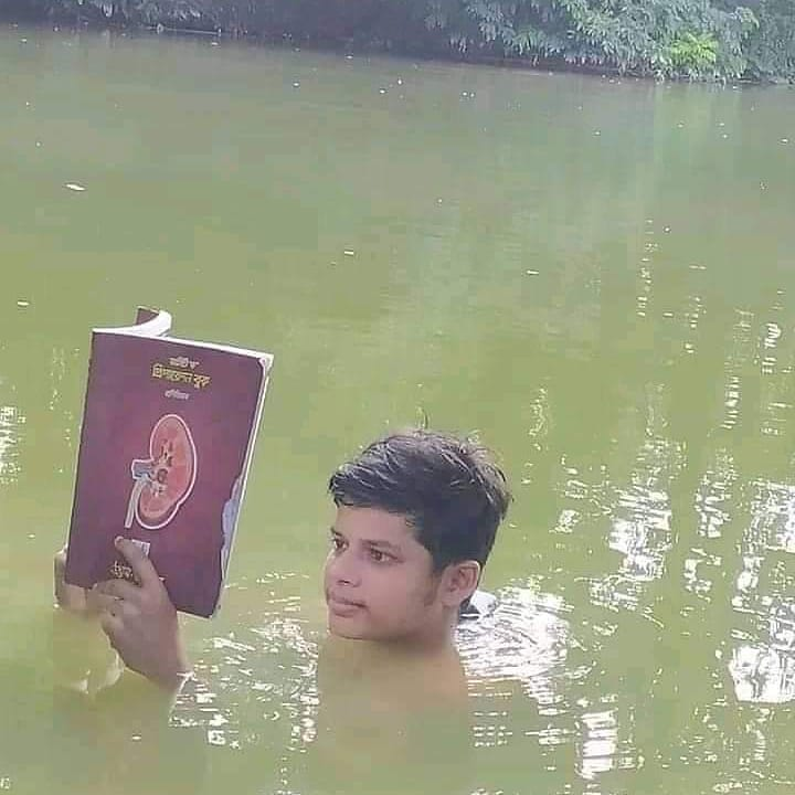 Kelakuan nyeleneh orang di sungai bikin geleng-geleng kepala